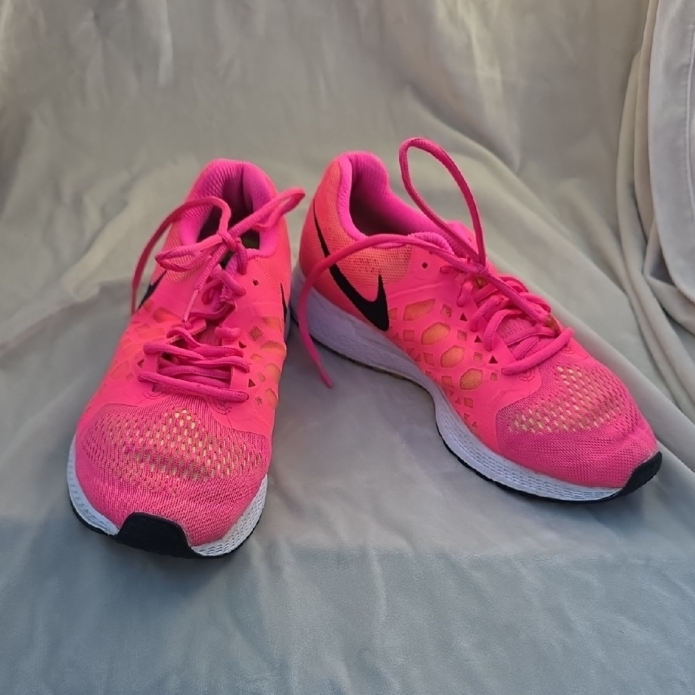 Nike Women's Bright Pink Athletic Shoes
